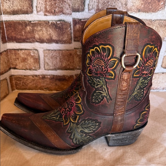 Old Gringo Multicolor Floral Hand tooled Jazmin
size 9 - Picture 4 of 10